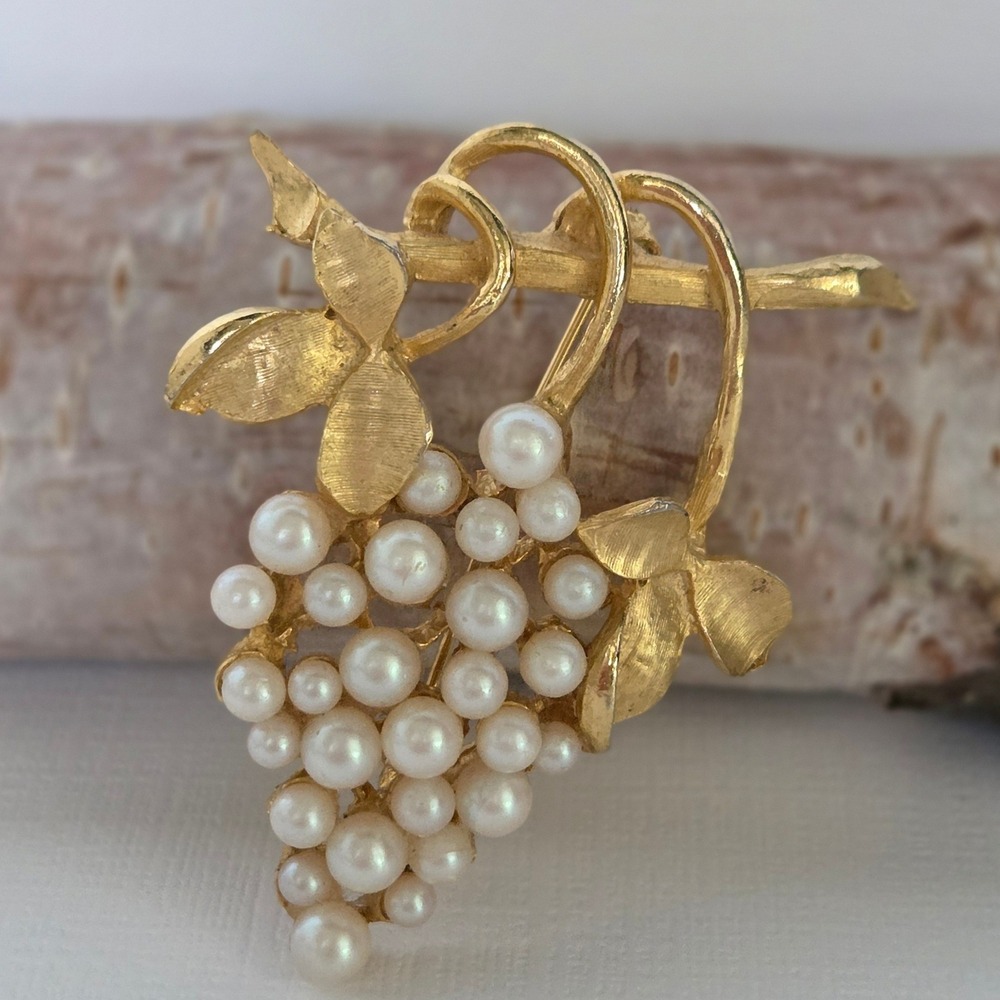 Vintage Brooch Gold Tone Faux Pearl Grape Cluster Leaves Pin